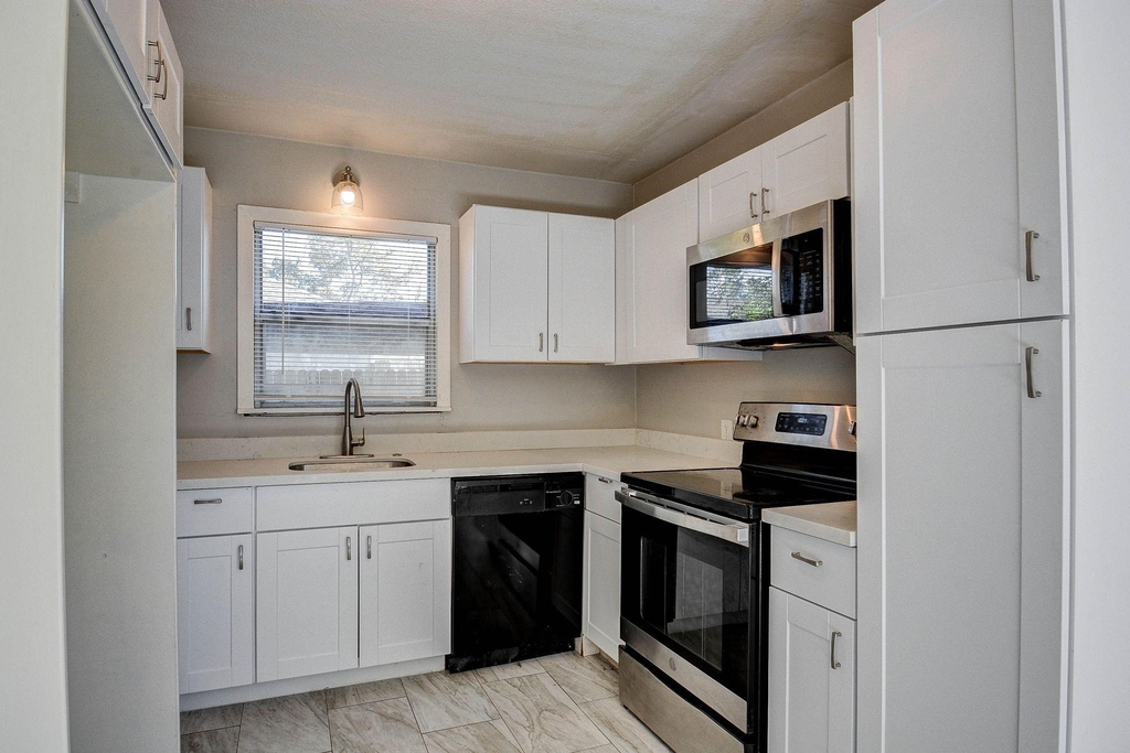 131 Lakewood Drive - Photo 2
