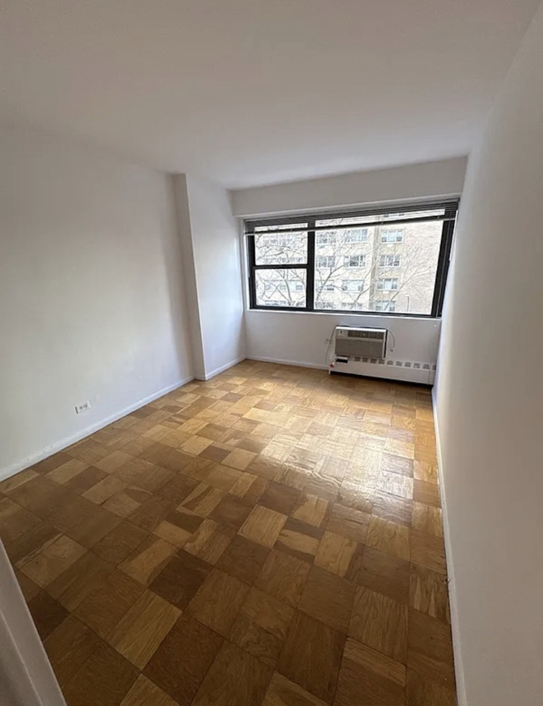 330 East 46th Street - Photo 5