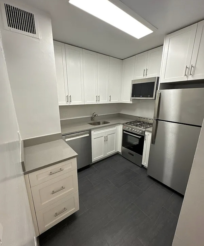 330 East 46th Street - Photo 7