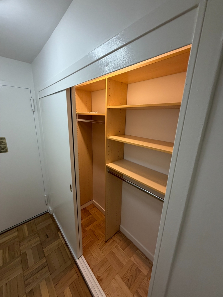 East 55th Street - Photo 7