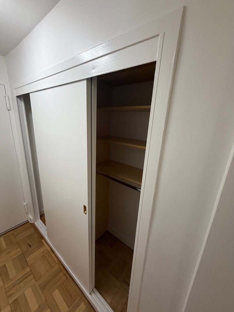 East 55th Street - Photo 8