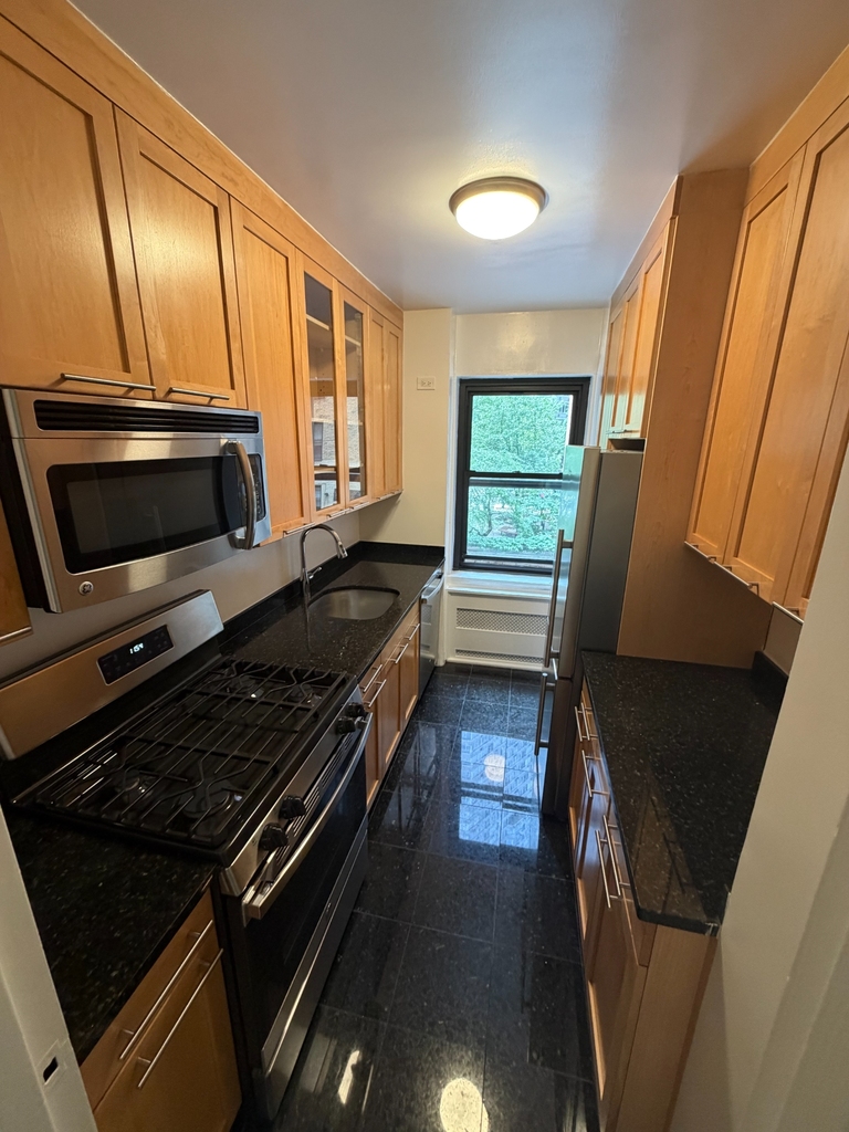 East 55th Street - Photo 5