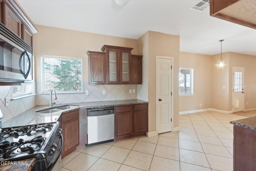 2120 Shreya Street - Photo 3