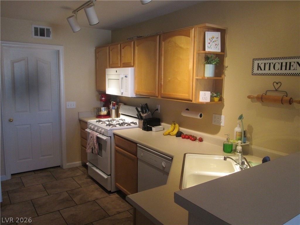 221 Luninborg Street - Photo 4