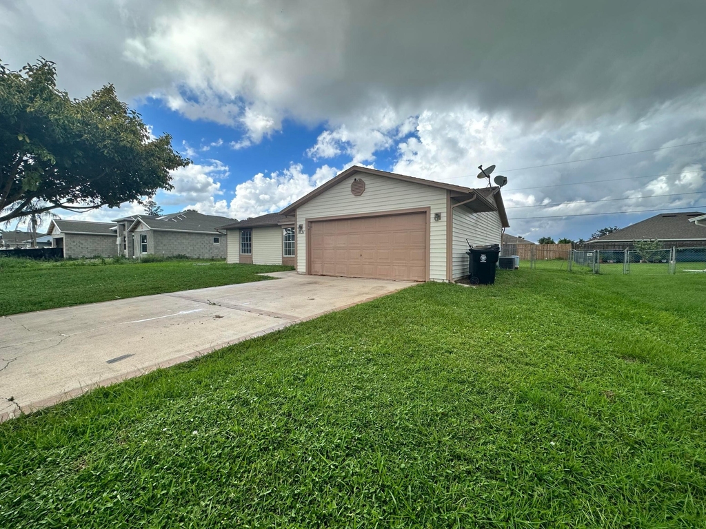 1021 Sw Dubois Avenue - Photo 1