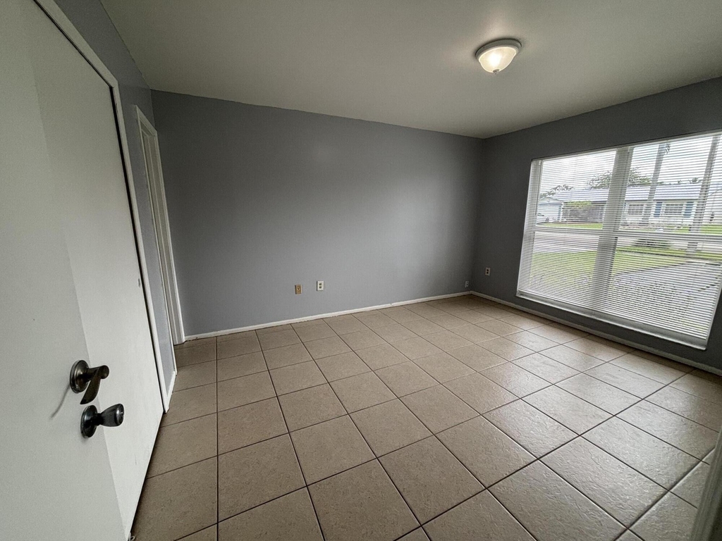 11421 Nw 39th Place - Photo 2