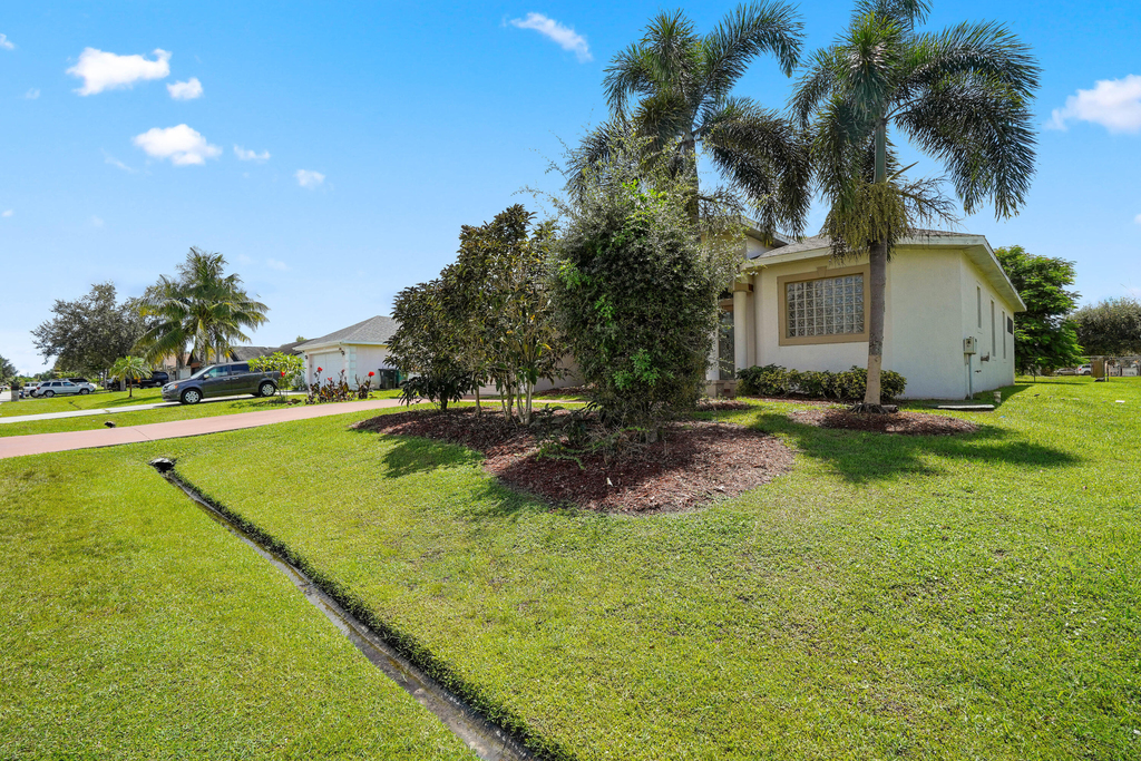 1092 Sw Majorca Avenue - Photo 2