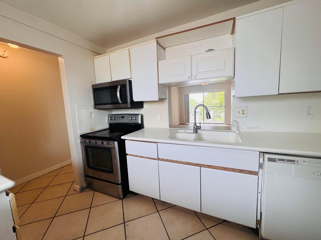 2800 Nw 56th Avenue - Photo 6