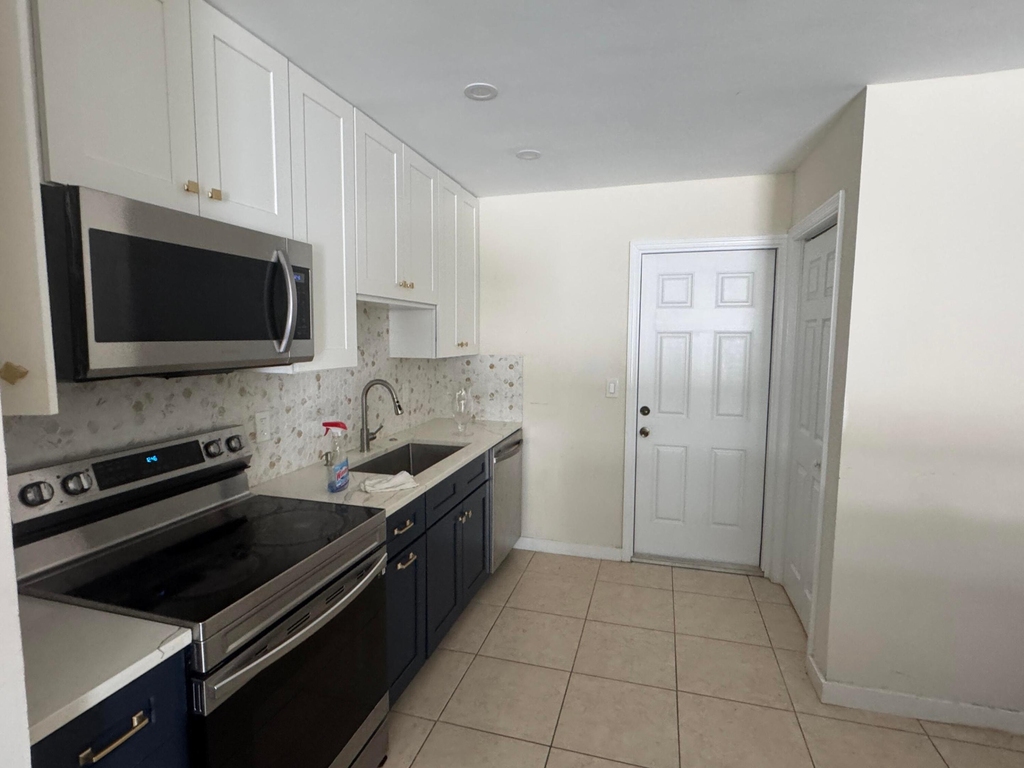 1869 Windsor Drive - Photo 4