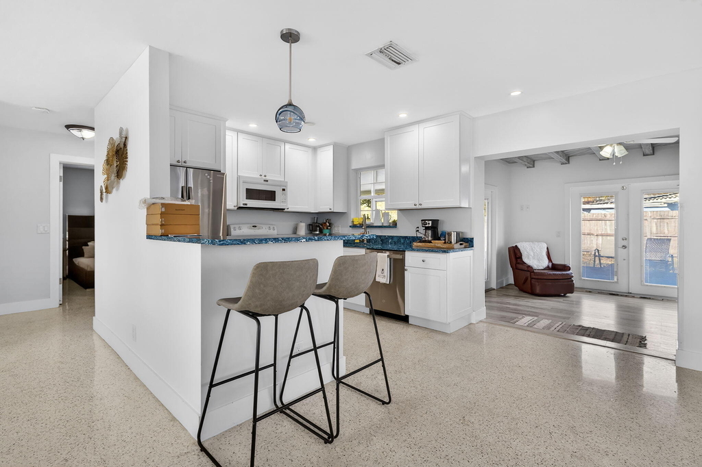 1123 Se 2nd Avenue - Photo 5