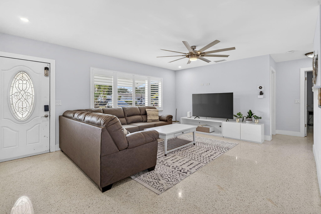 1123 Se 2nd Avenue - Photo 3