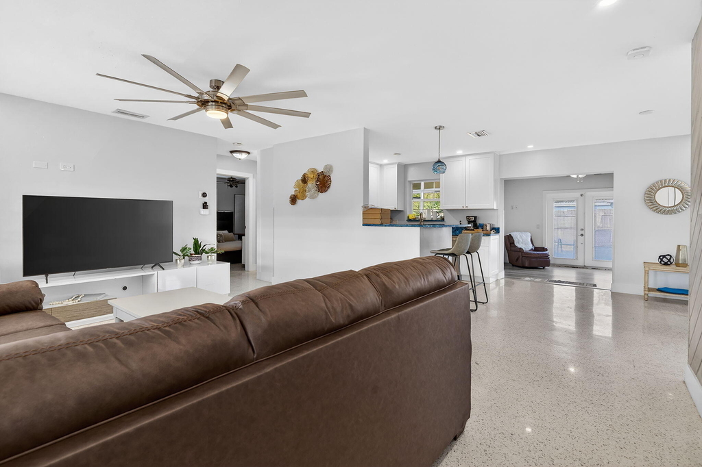1123 Se 2nd Avenue - Photo 2