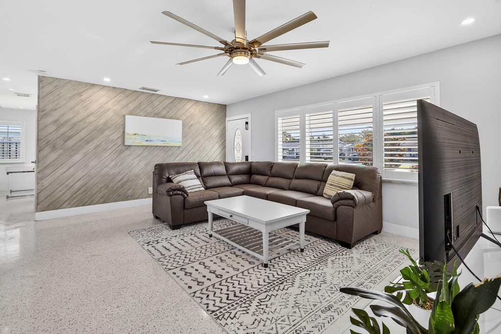 1123 Se 2nd Avenue - Photo 4