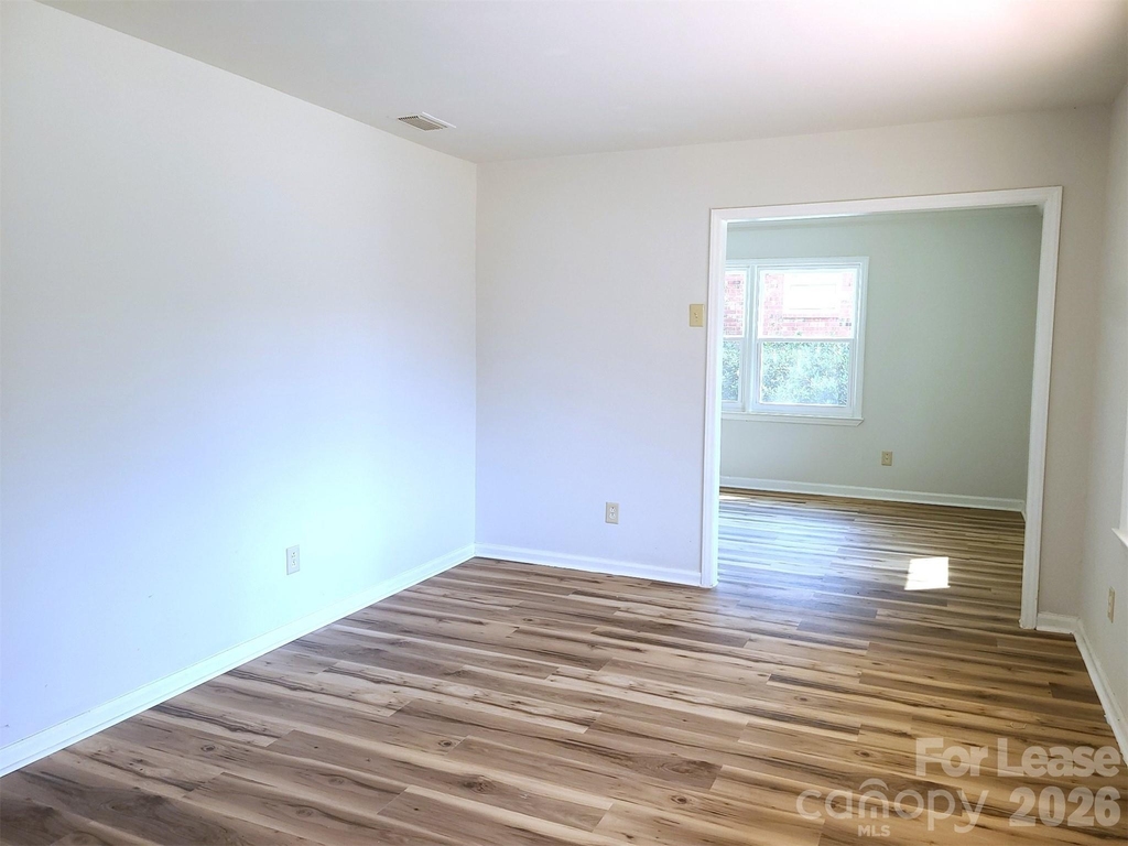 711 E John Street - Photo 3