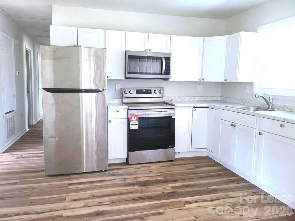 711 E John Street - Photo 1