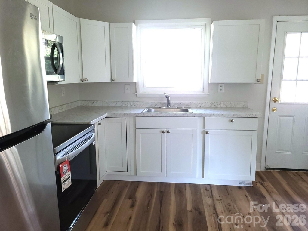 711 E John Street - Photo 2