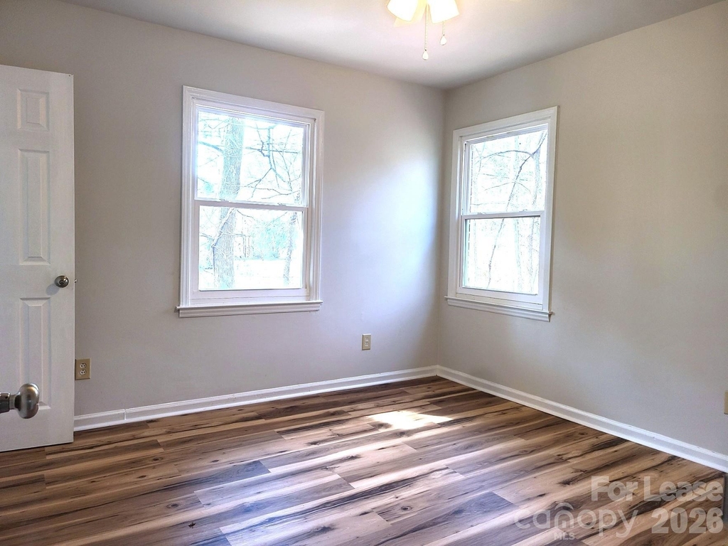 711 E John Street - Photo 9
