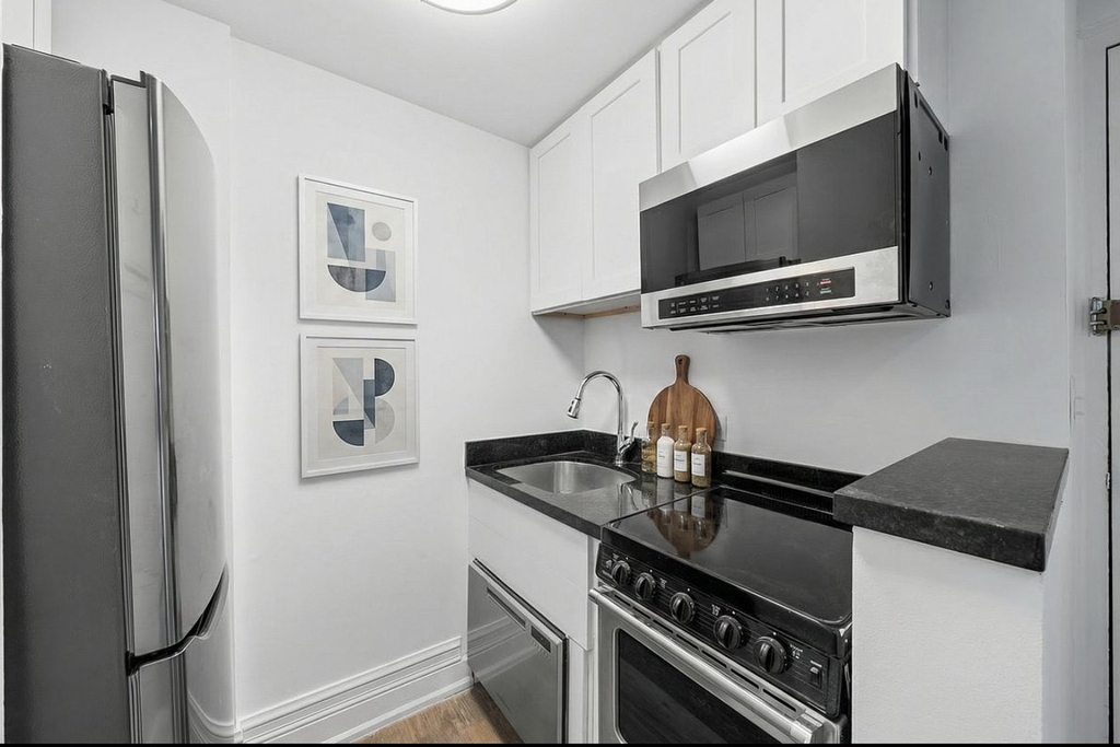 240 West 73rd Street - Photo 4