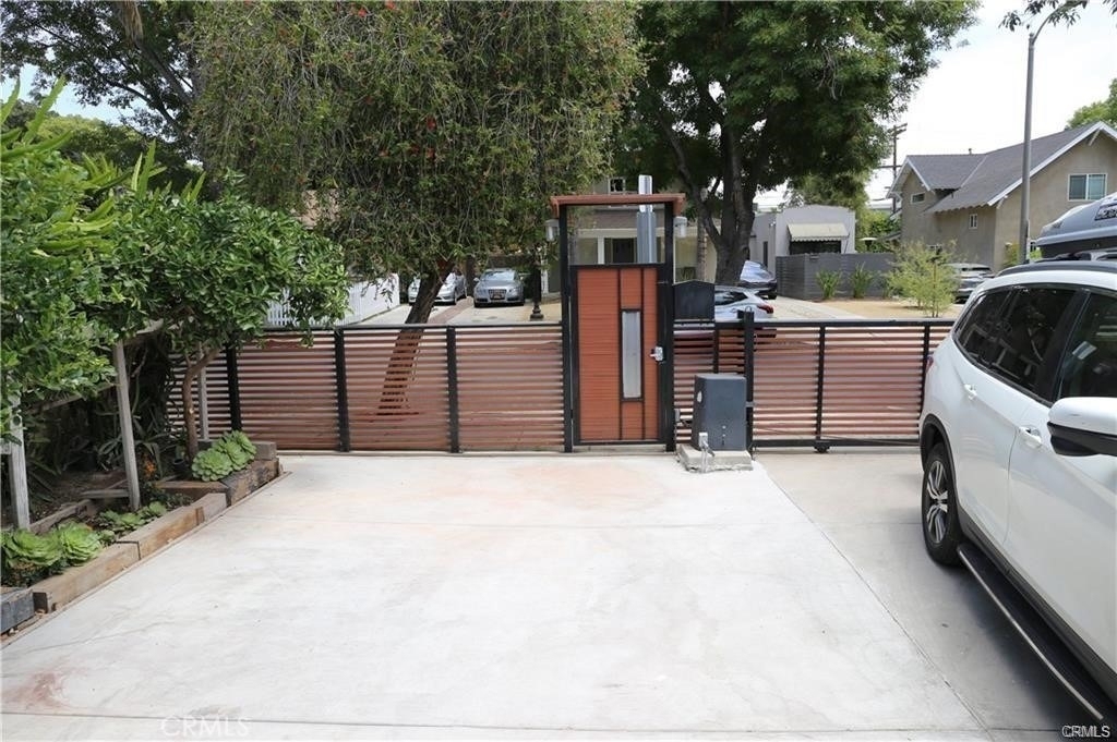 1323 N Cherokee Avenue - Photo 0