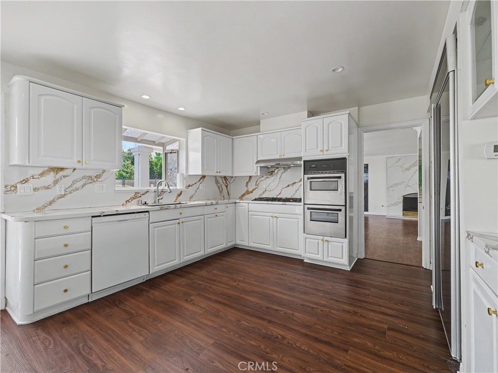 24060 Hatteras Street - Photo 18
