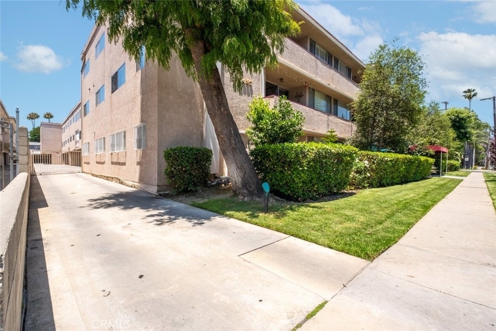4487 Colbath Avenue - Photo 24