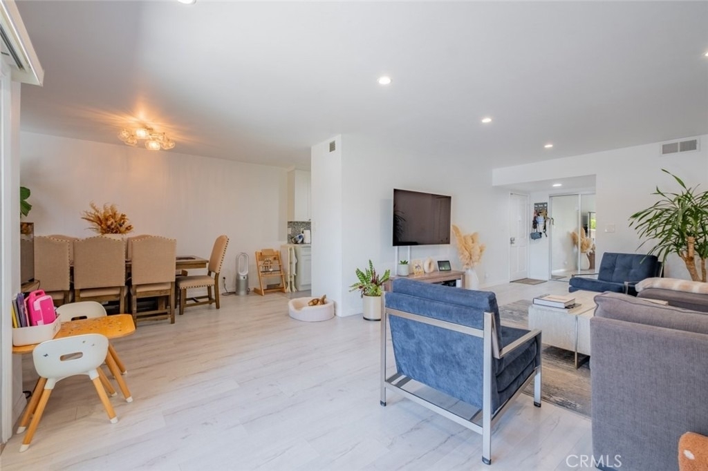 4487 Colbath Avenue - Photo 4