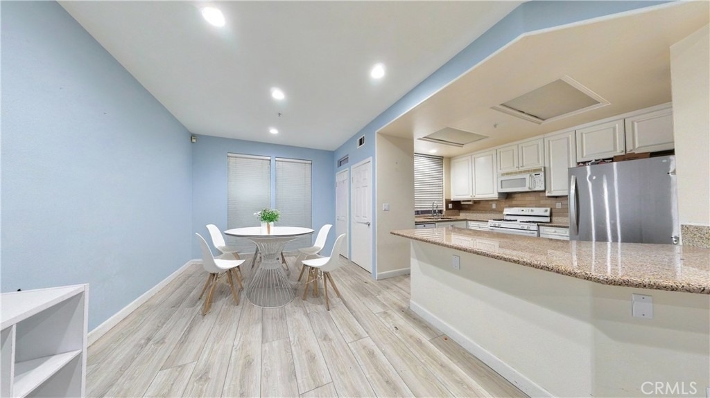 332 W Summerfield - Photo 12