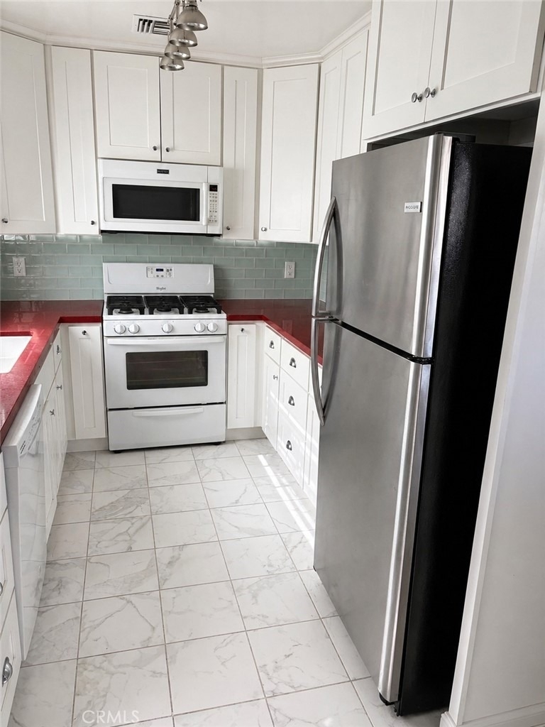 611 W Walnut - Photo 8