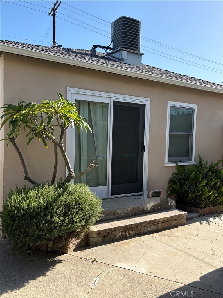 611 W Walnut - Photo 1