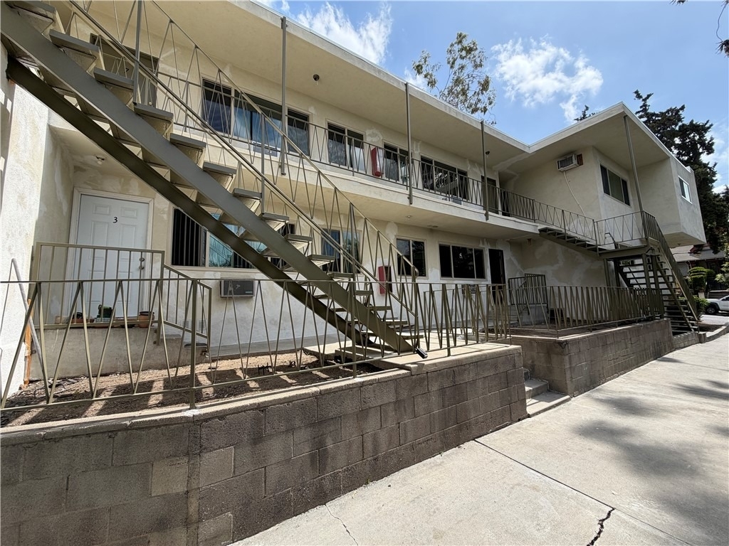 1651 Golden Gate - Photo 2