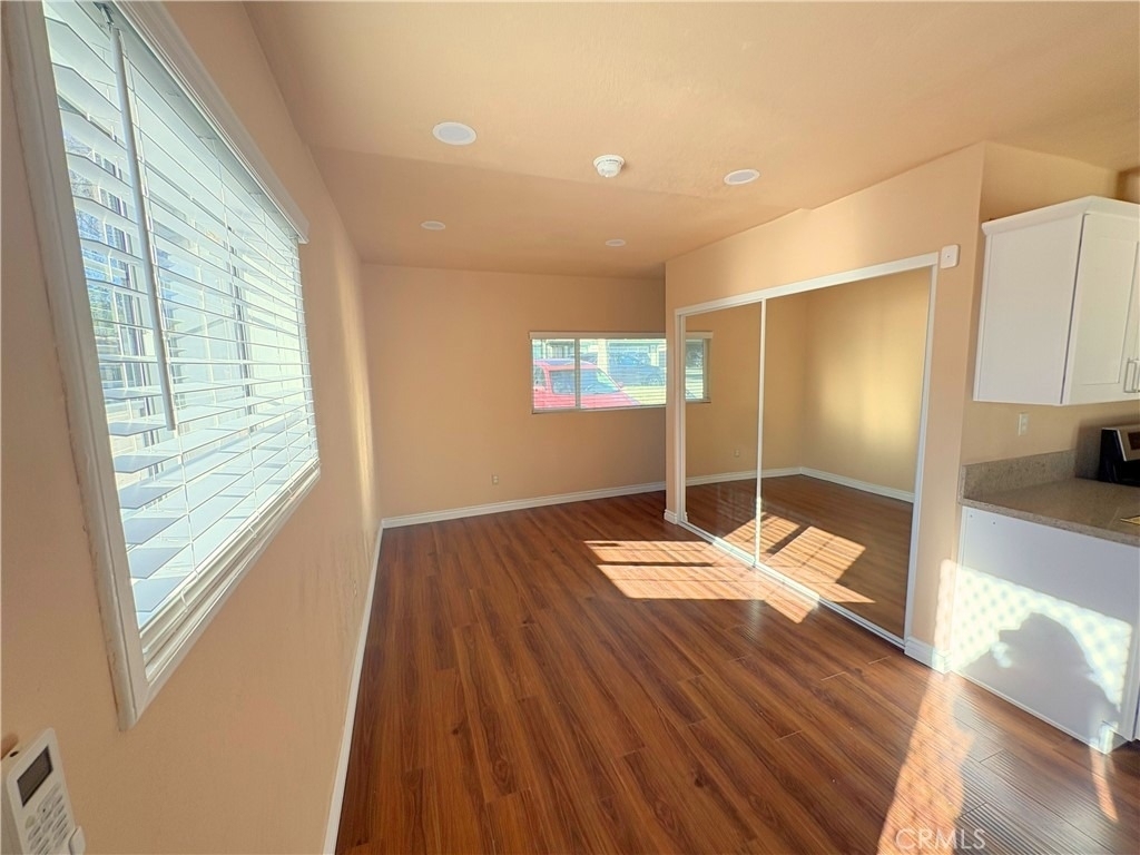 1322 1/2 W 11th - Photo 2
