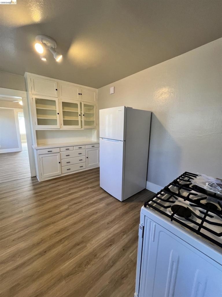 412 W 10th St - Photo 2