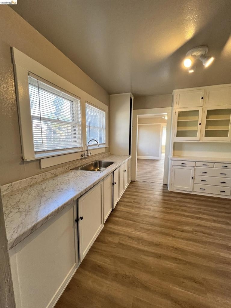 412 W 10th St - Photo 1