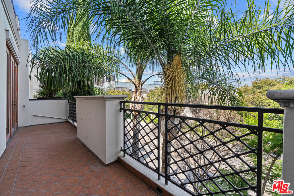 137 S Spalding Drive - Photo 4