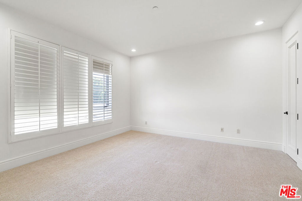 137 S Spalding Drive - Photo 12