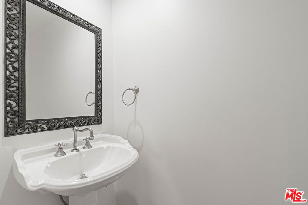 137 S Spalding Drive - Photo 11