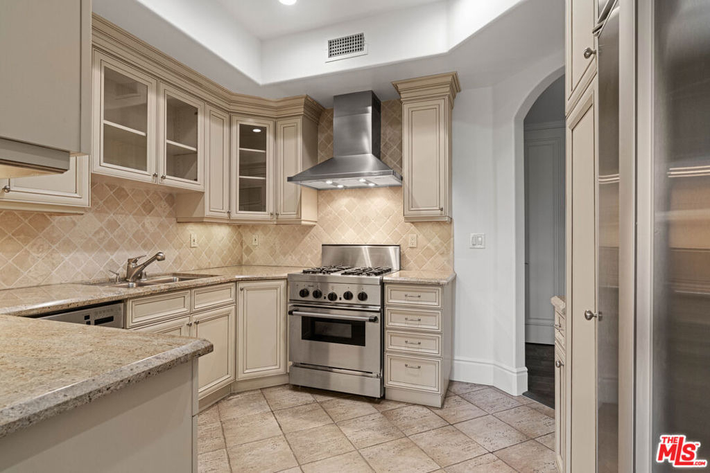137 S Spalding Drive - Photo 2