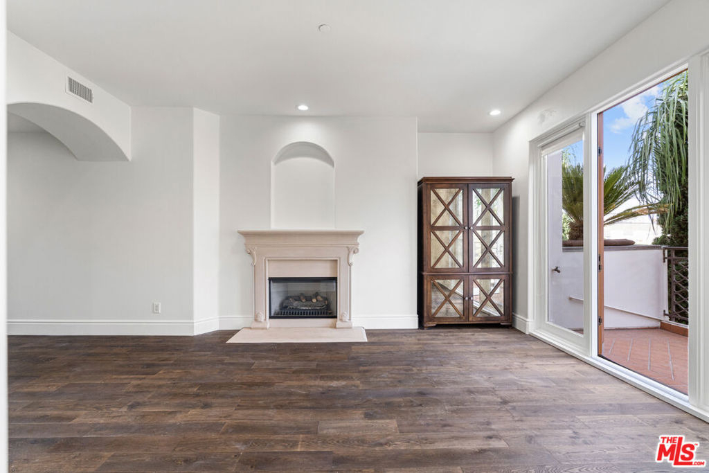 137 S Spalding Drive - Photo 3