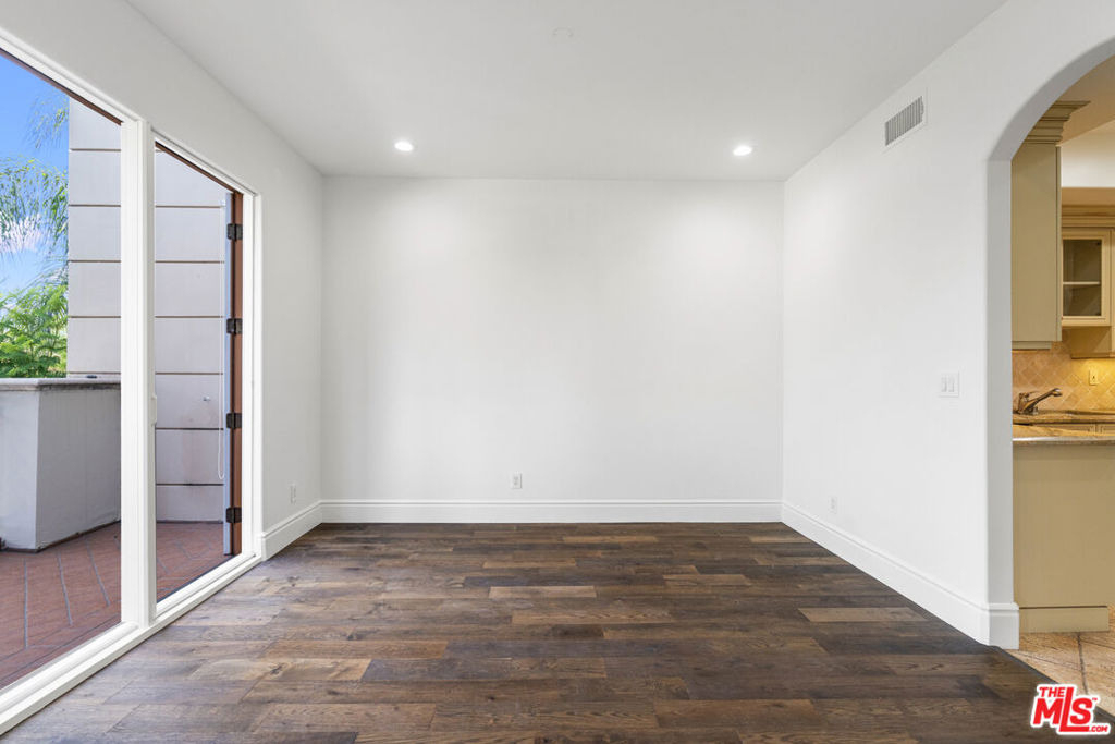 137 S Spalding Drive - Photo 7