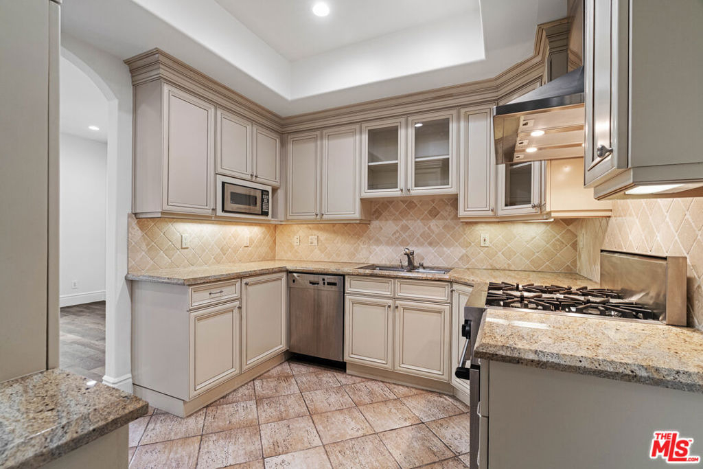 137 S Spalding Drive - Photo 10