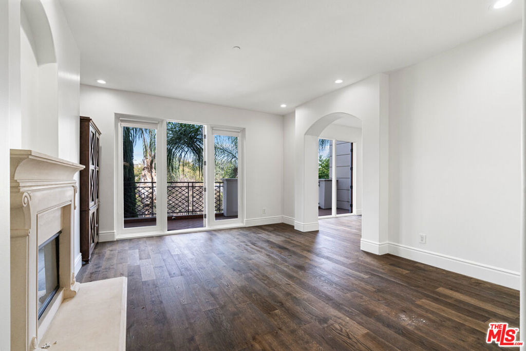 137 S Spalding Drive - Photo 6