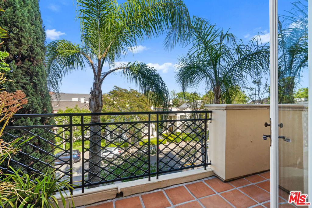 137 S Spalding Drive - Photo 26