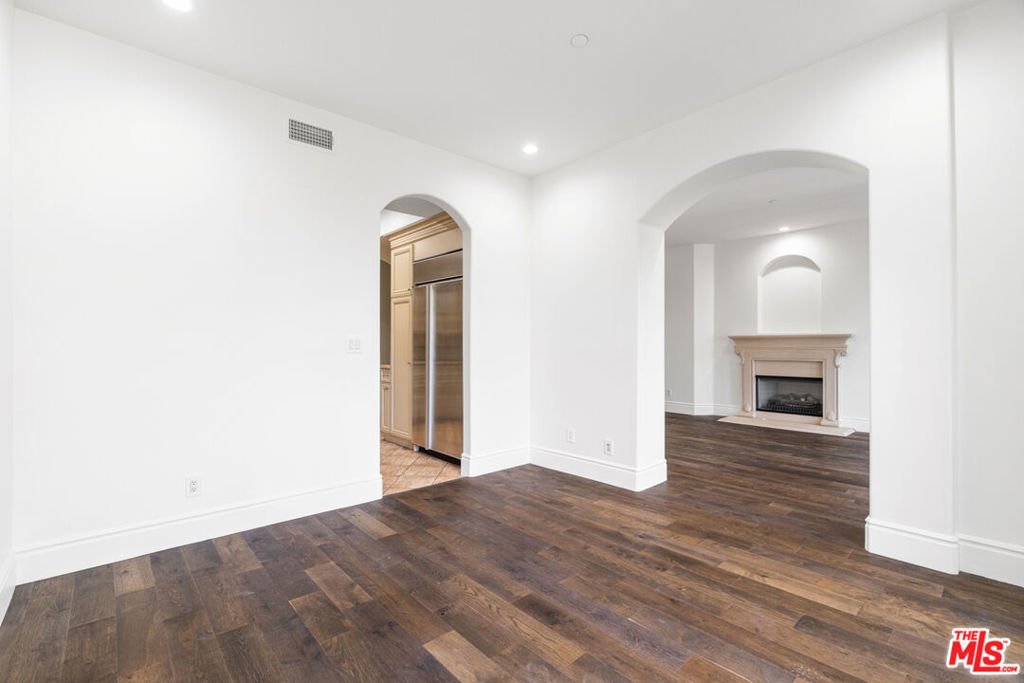 137 S Spalding Drive - Photo 9