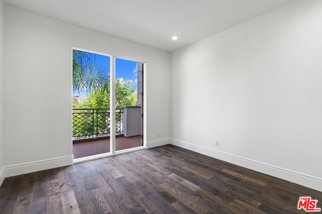 137 S Spalding Drive - Photo 8