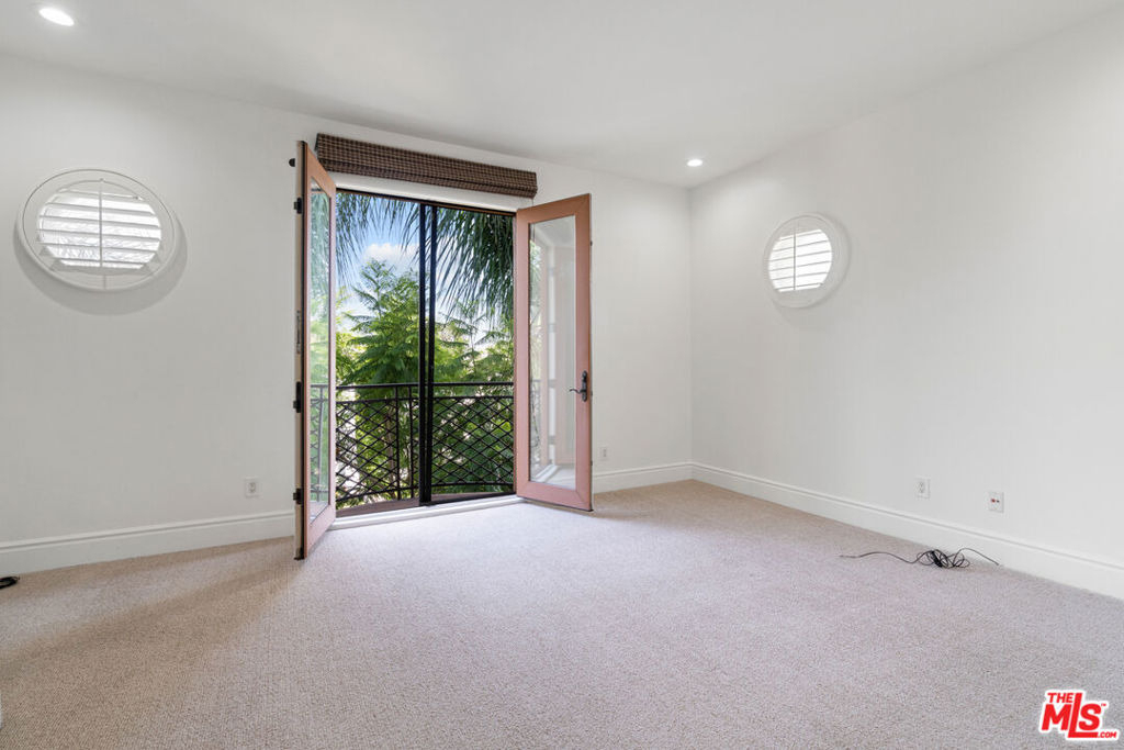 137 S Spalding Drive - Photo 19
