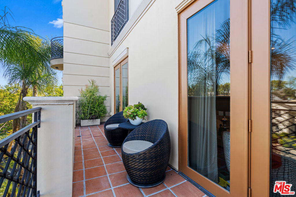 137 S Spalding Drive - Photo 5