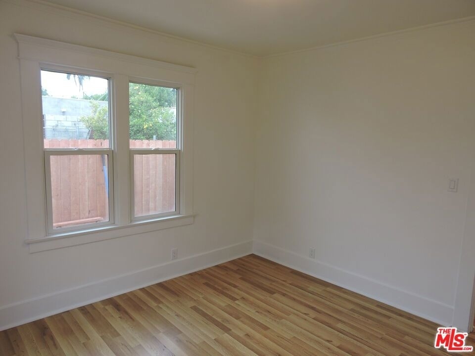 559 N Windsor Boulevard - Photo 13