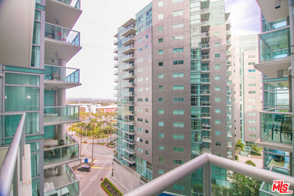 13700 Marina Pointe Drive - Photo 7