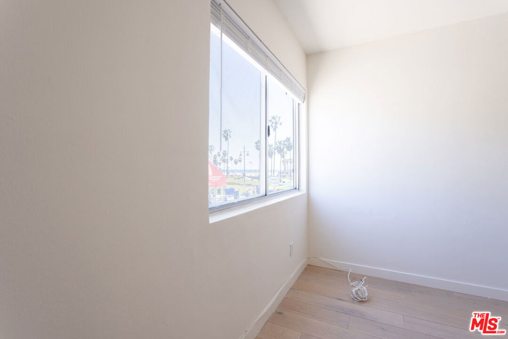 1313 Ocean Front Walk - Photo 2