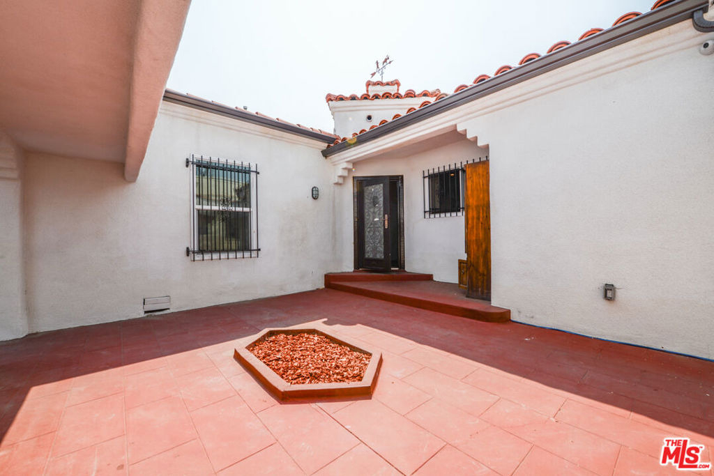 520 W 82nd Street - Photo 2